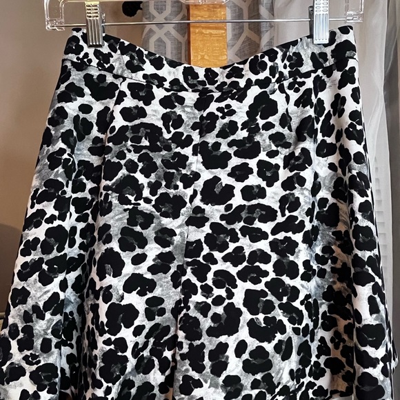 ZARA, Super Cute shorts looks like a skirt! Medium. - Picture 6 of 9